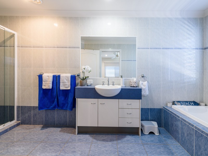 2/34 Donald Avenue, Paradise Point QLD 4216