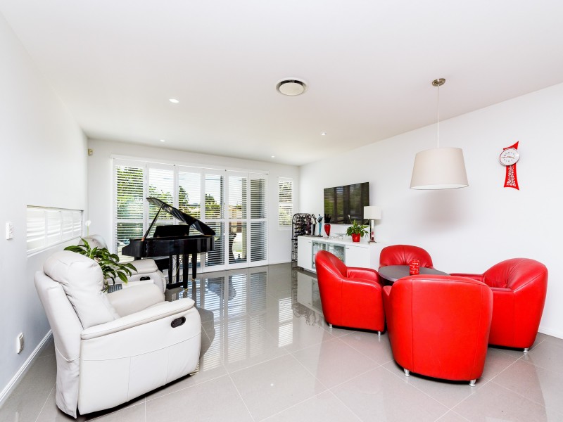 2/24 Drake Avenue, Paradise Point QLD 4216