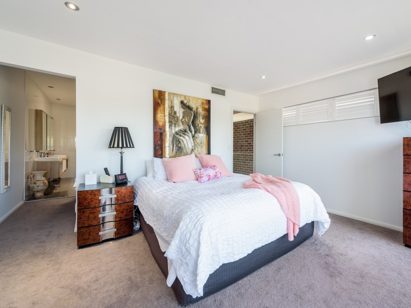2/24 Drake Avenue, Paradise Point QLD 4216