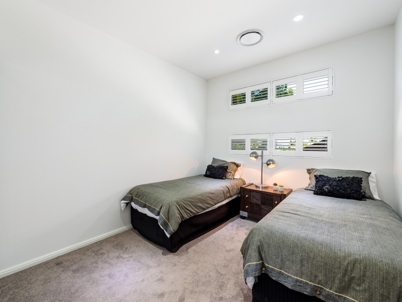 2/24 Drake Avenue, Paradise Point QLD 4216