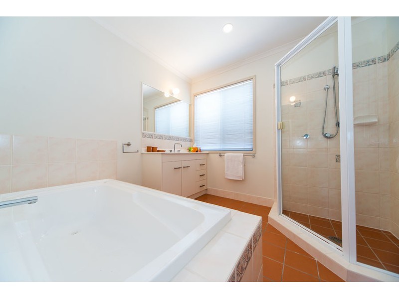 4 West Mountain Court, Parkwood QLD 4214