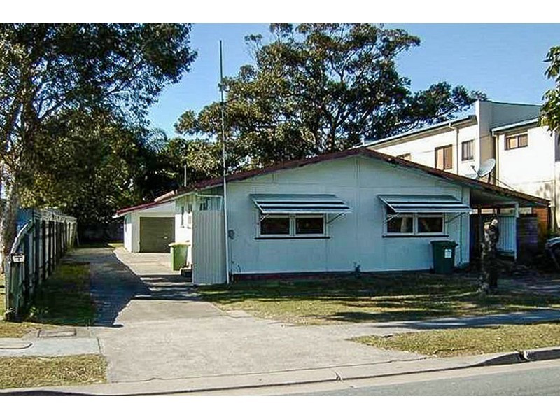 4 Government Road, Labrador QLD 4215