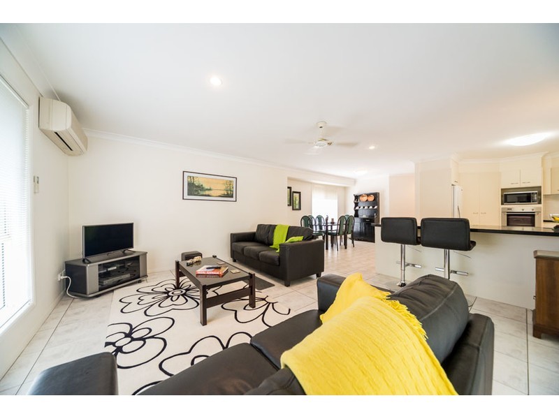 8 Nottinghill Gate Drive, Arundel QLD 4214