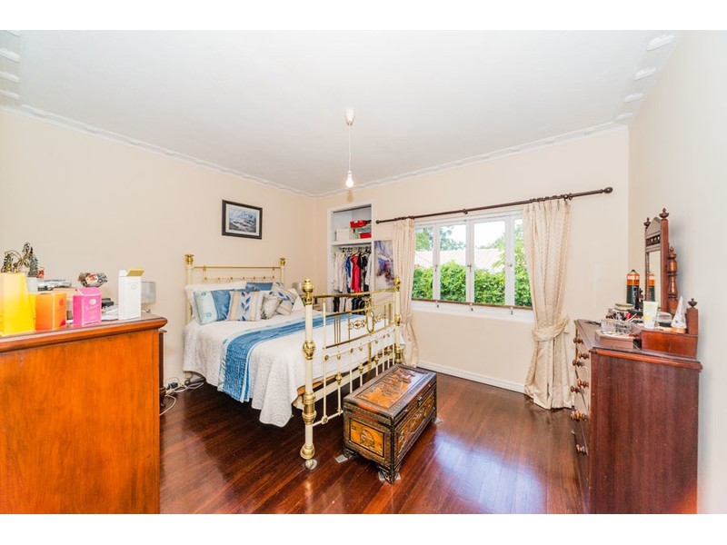 72 Falconer Street, Southport QLD 4215