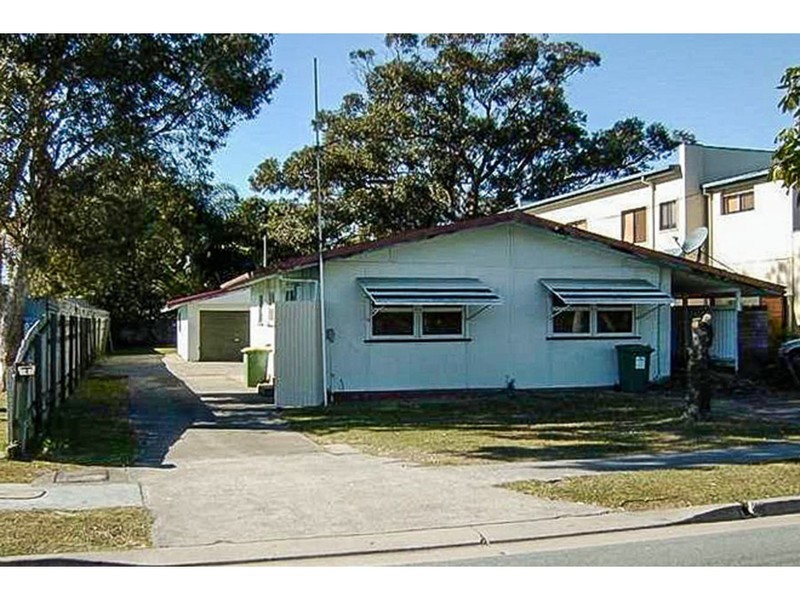 4 Government Road, Labrador QLD 4215