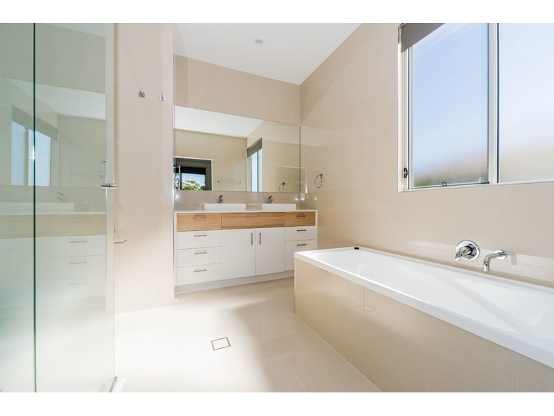 11 Diamantina Circuit, Pacific Pines QLD 4211