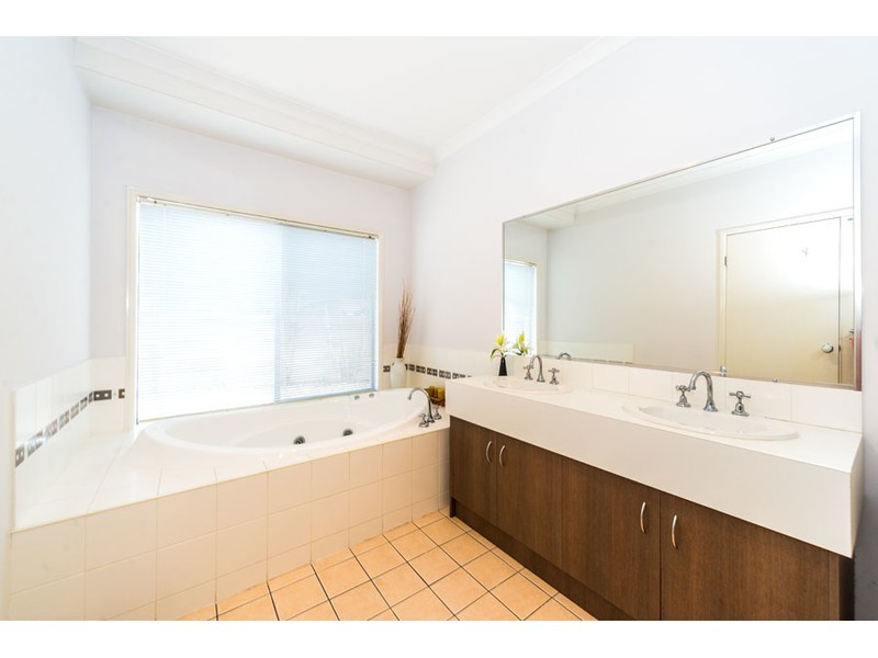 14 Blackfen Court, Arundel QLD 4214