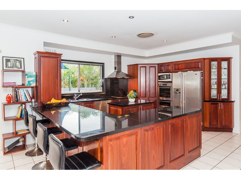 16 Leeds Close, Arundel QLD 4214