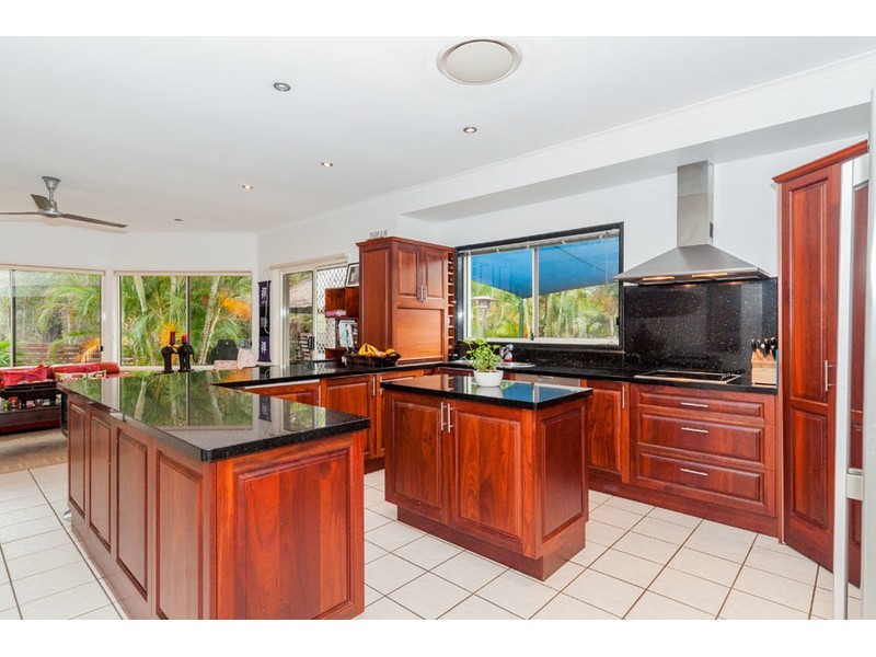 16 Leeds Close, Arundel QLD 4214