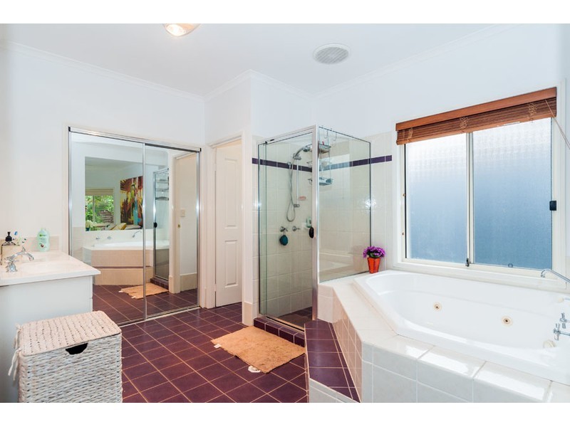 16 Leeds Close, Arundel QLD 4214