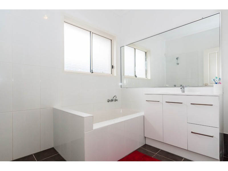 16 Leeds Close, Arundel QLD 4214