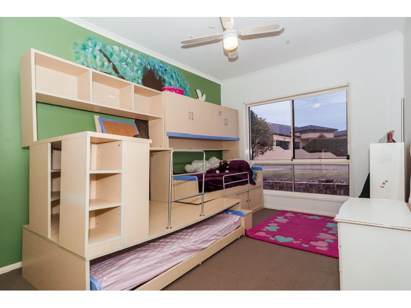 16 Leeds Close, Arundel QLD 4214