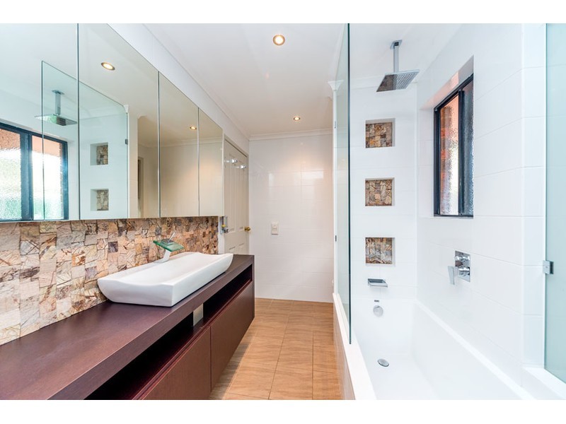 1/4 Hoya Court, Labrador QLD 4215