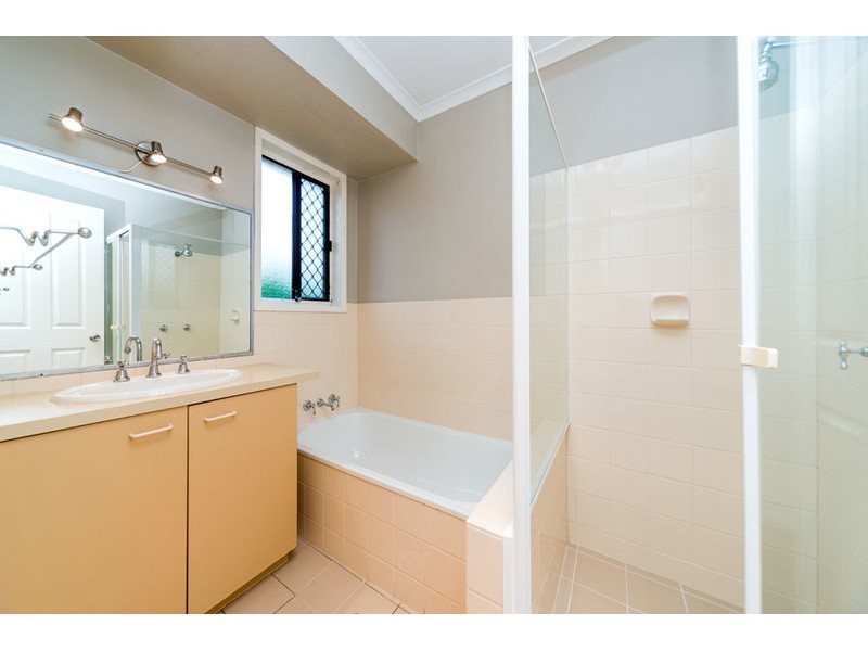 2/10 Gladys Street, Labrador QLD 4215