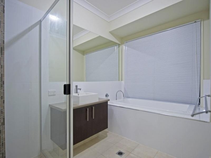 27 Rhodium Crescent, Hope Island QLD 4212