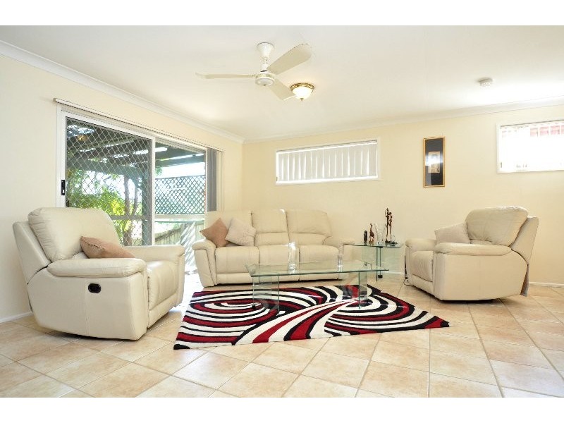 11 Winani Drive, Ashmore QLD 4214