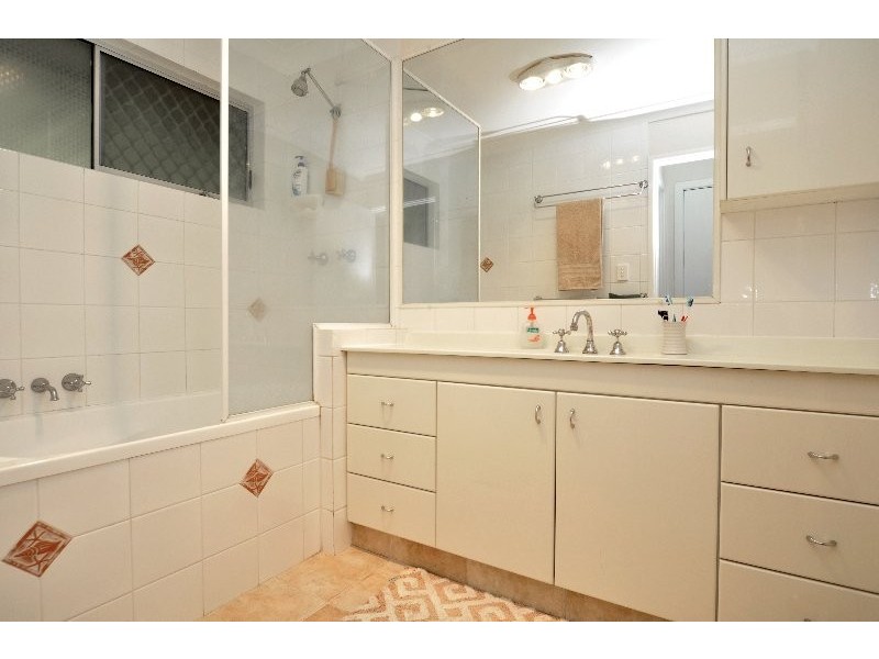 11 Winani Drive, Ashmore QLD 4214