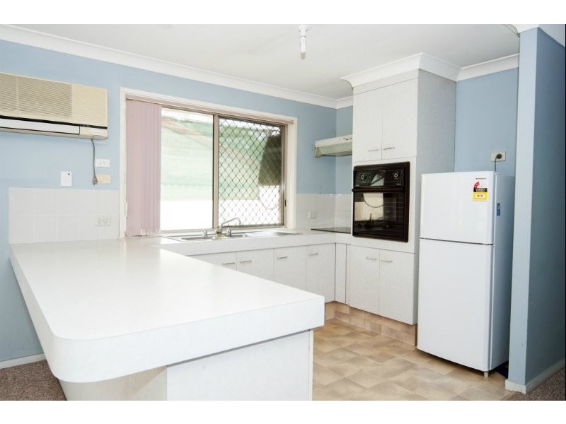 1/4 Nina Parade, Arundel QLD 4214