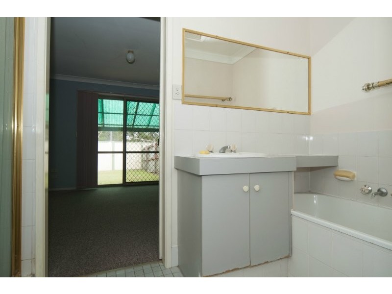 1/4 Nina Parade, Arundel QLD 4214