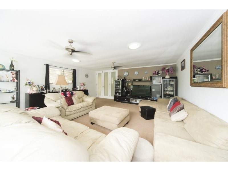 77 Macquarie Avenue, Molendinar QLD 4214