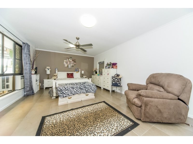 77 Macquarie Avenue, Molendinar QLD 4214