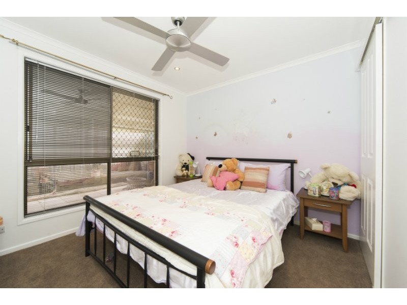 77 Macquarie Avenue, Molendinar QLD 4214