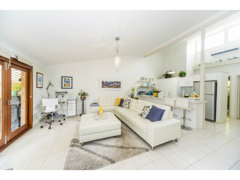 2/81 Olsen Avenue, Labrador QLD 4215