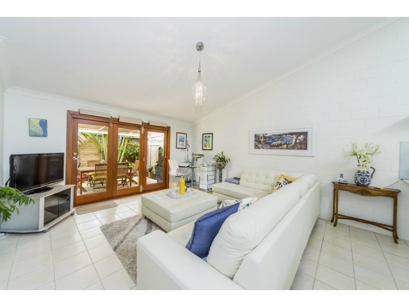 2/81 Olsen Avenue, Labrador QLD 4215