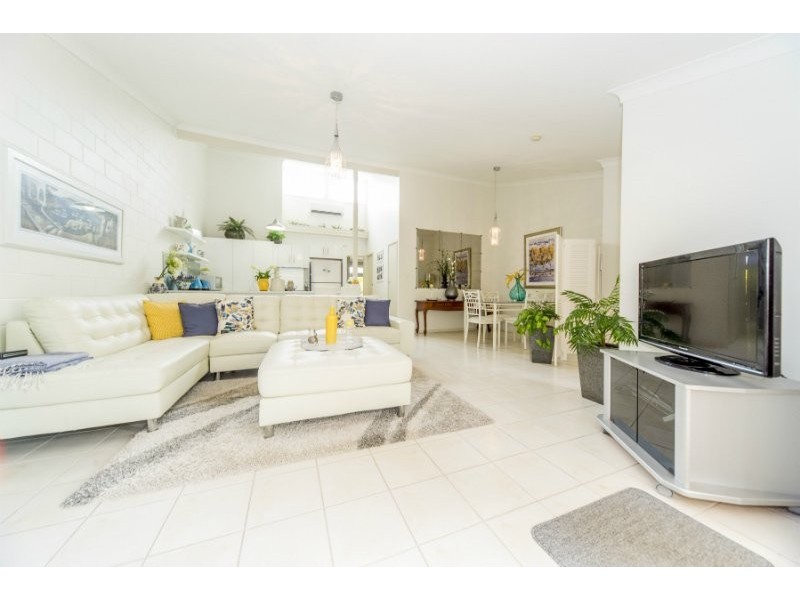 2/81 Olsen Avenue, Labrador QLD 4215