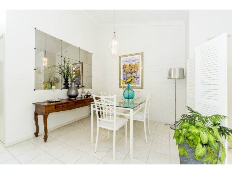 2/81 Olsen Avenue, Labrador QLD 4215