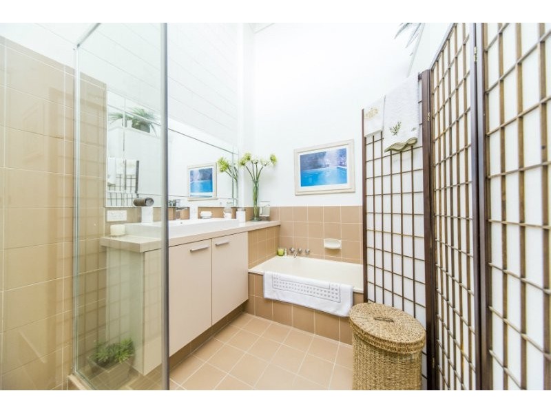 2/81 Olsen Avenue, Labrador QLD 4215