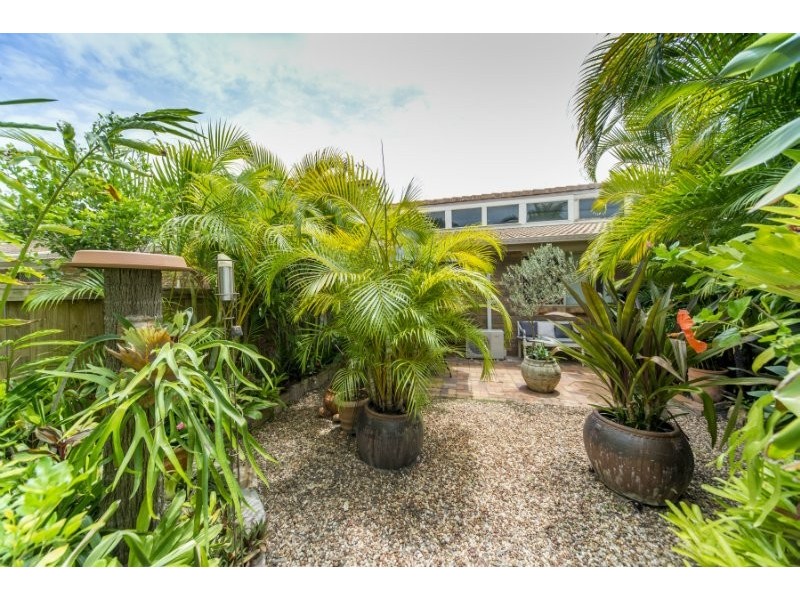 2/81 Olsen Avenue, Labrador QLD 4215