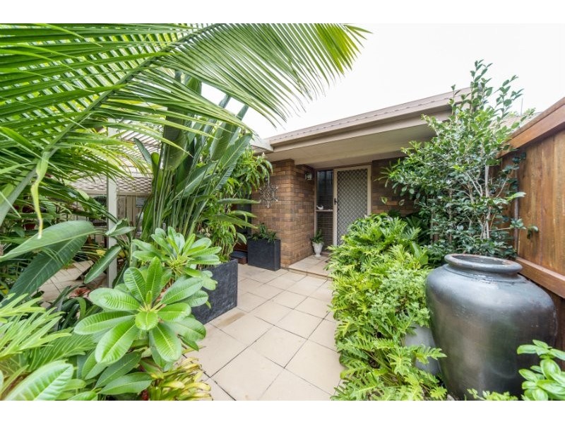 2/81 Olsen Avenue, Labrador QLD 4215