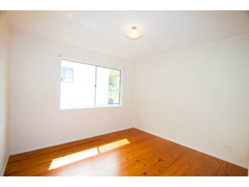 16 Kinarra Street, Ashmore QLD 4214