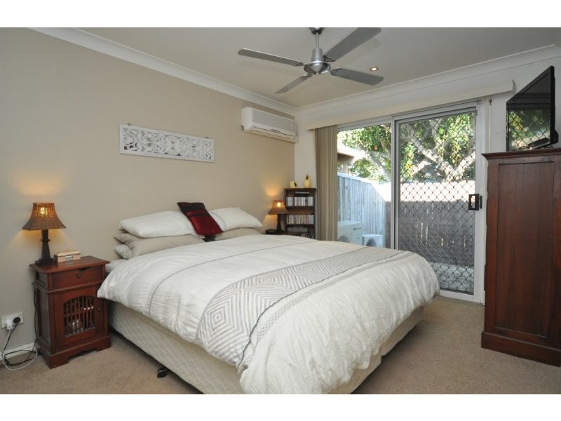 2/3 Liam Court, Labrador QLD 4215