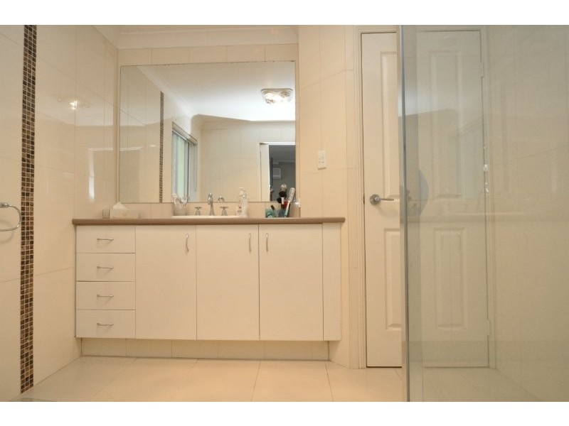 2/3 Liam Court, Labrador QLD 4215