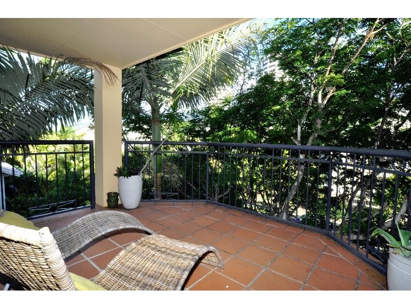 6/2 Madang Crescent, Runaway Bay QLD 4216