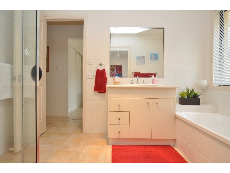 8 Little Hampton Court, Arundel QLD 4214