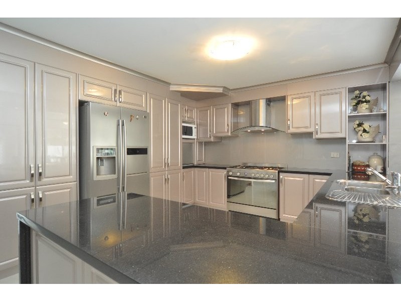 10 Arbuthnot Parade, Benowa QLD 4217