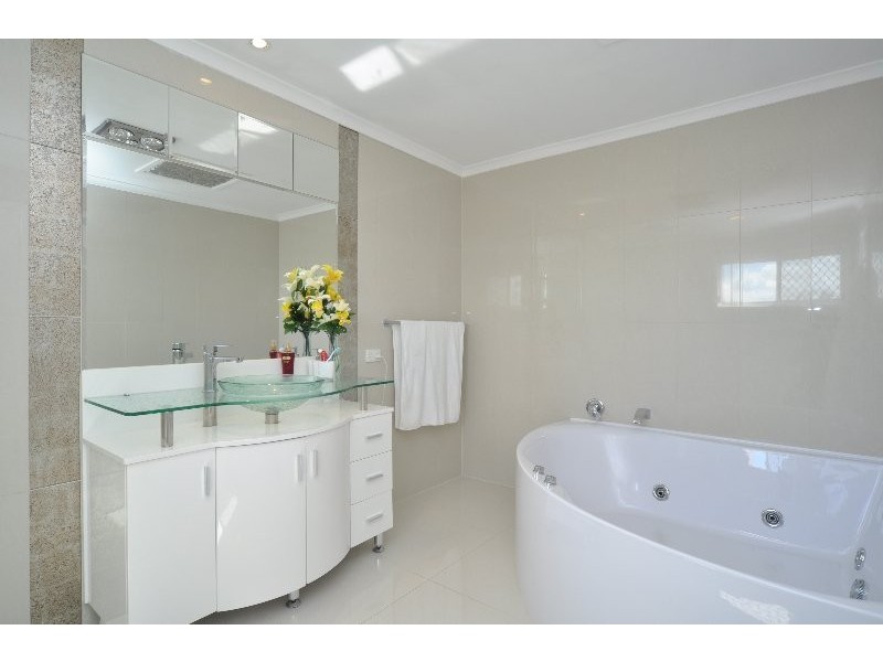 10 Arbuthnot Parade, Benowa QLD 4217