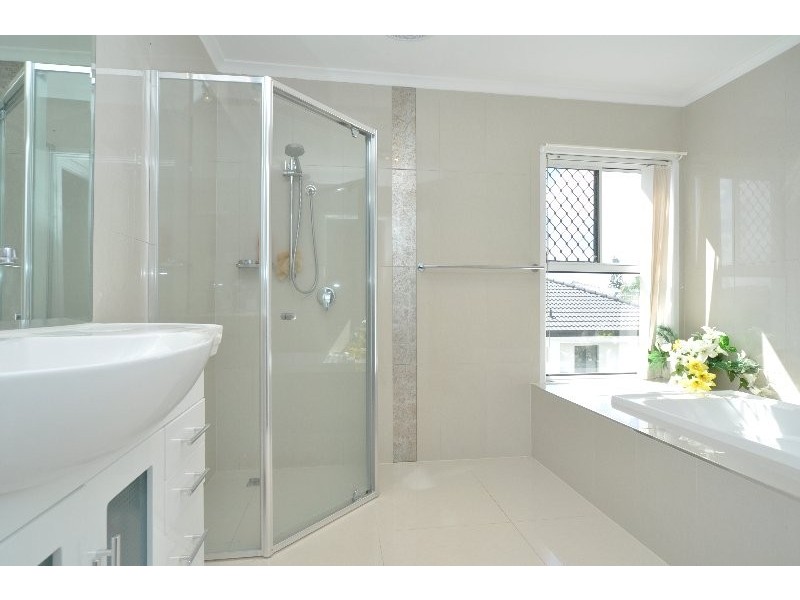 10 Arbuthnot Parade, Benowa QLD 4217