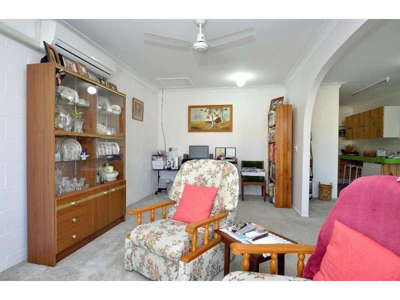 2/219 Central Street, Labrador QLD 4215