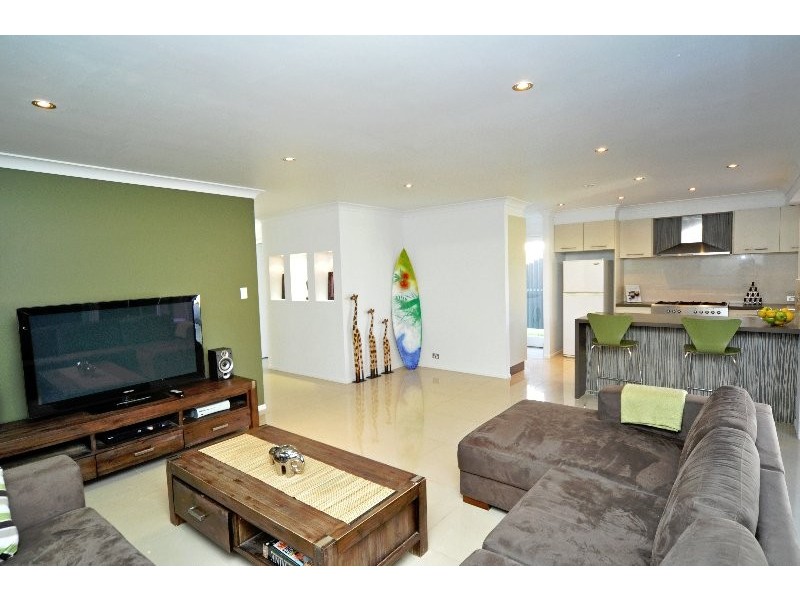 2/4 Kenny Drive, Labrador QLD 4215