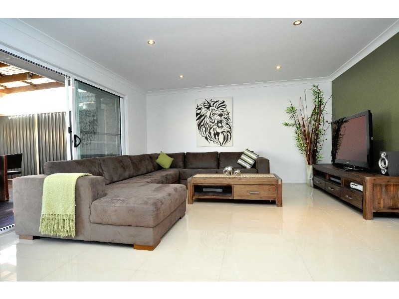 2/4 Kenny Drive, Labrador QLD 4215