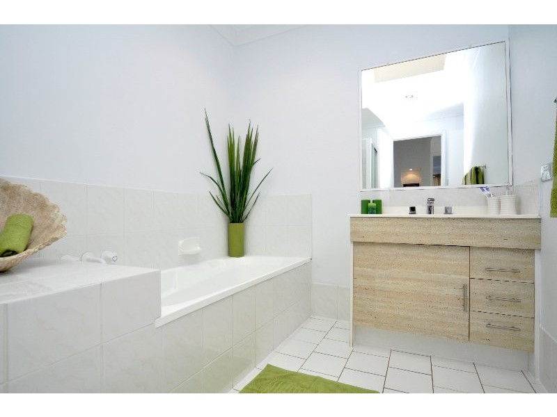 2/4 Kenny Drive, Labrador QLD 4215