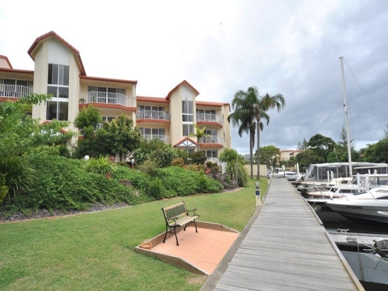 4/37 Bayview Street, Runaway Bay QLD 4216