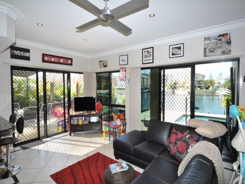 1/48 Vaggelas Crescent, Biggera Waters QLD 4216