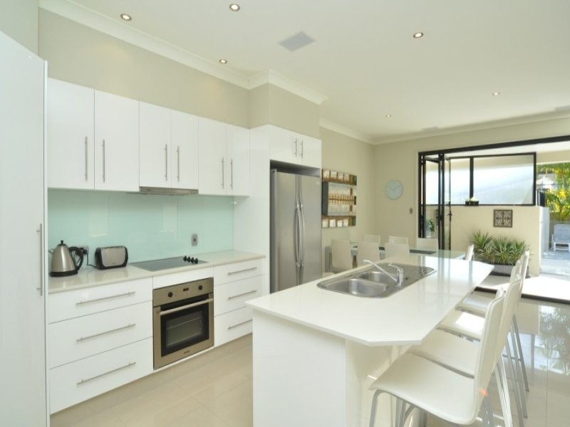 2/15 Jennifer Avenue, Runaway Bay QLD 4216