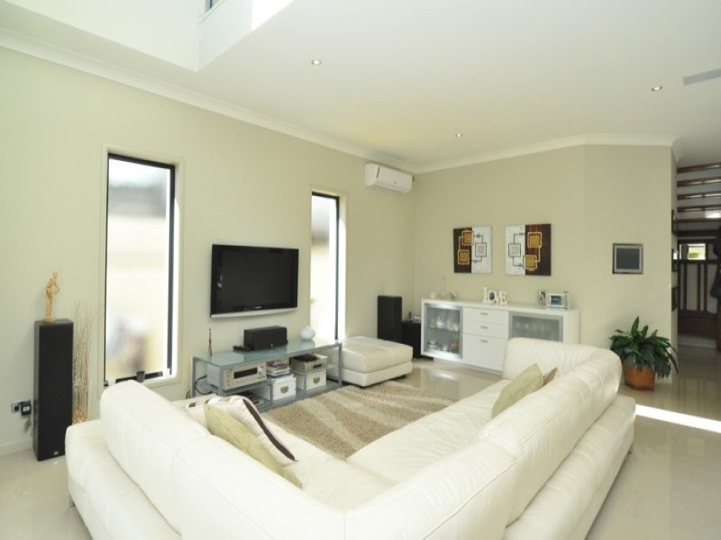 2/15 Jennifer Avenue, Runaway Bay QLD 4216