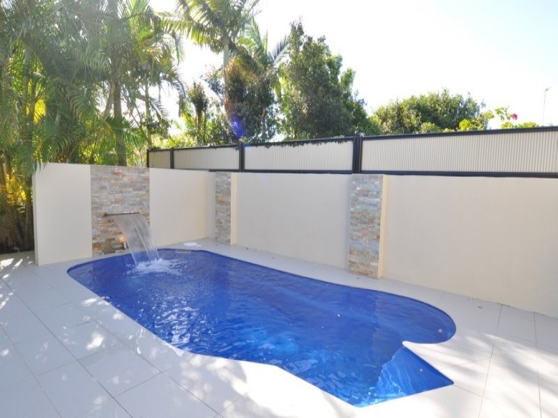 2/15 Jennifer Avenue, Runaway Bay QLD 4216